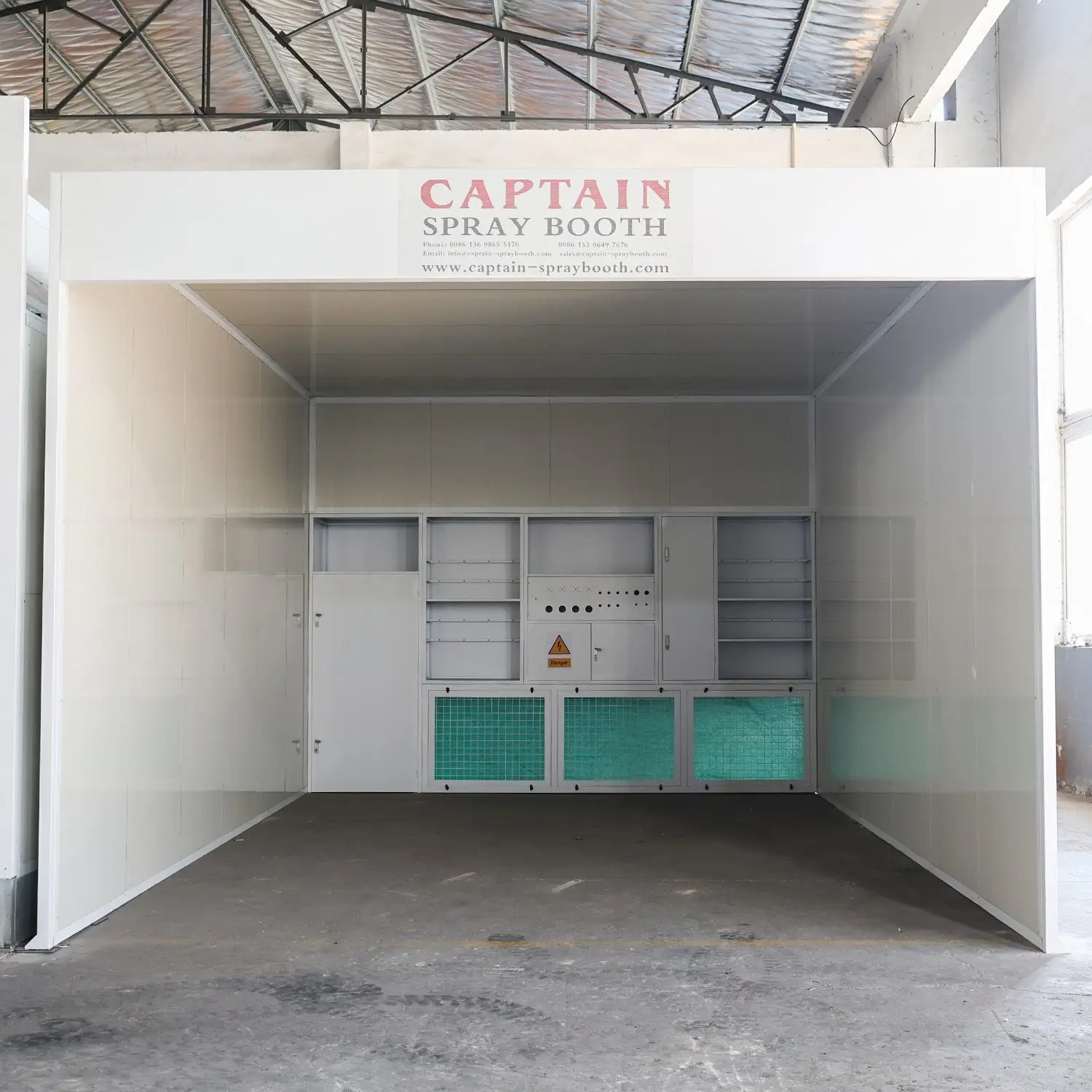Open preparation bay with extraction filters