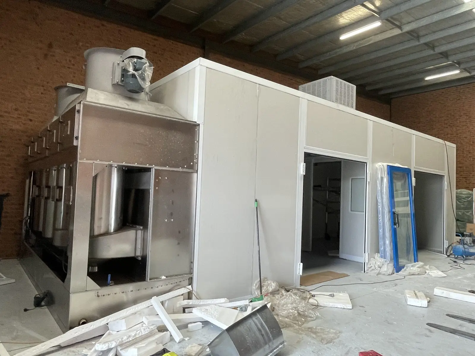 Spray booth with air handling unit